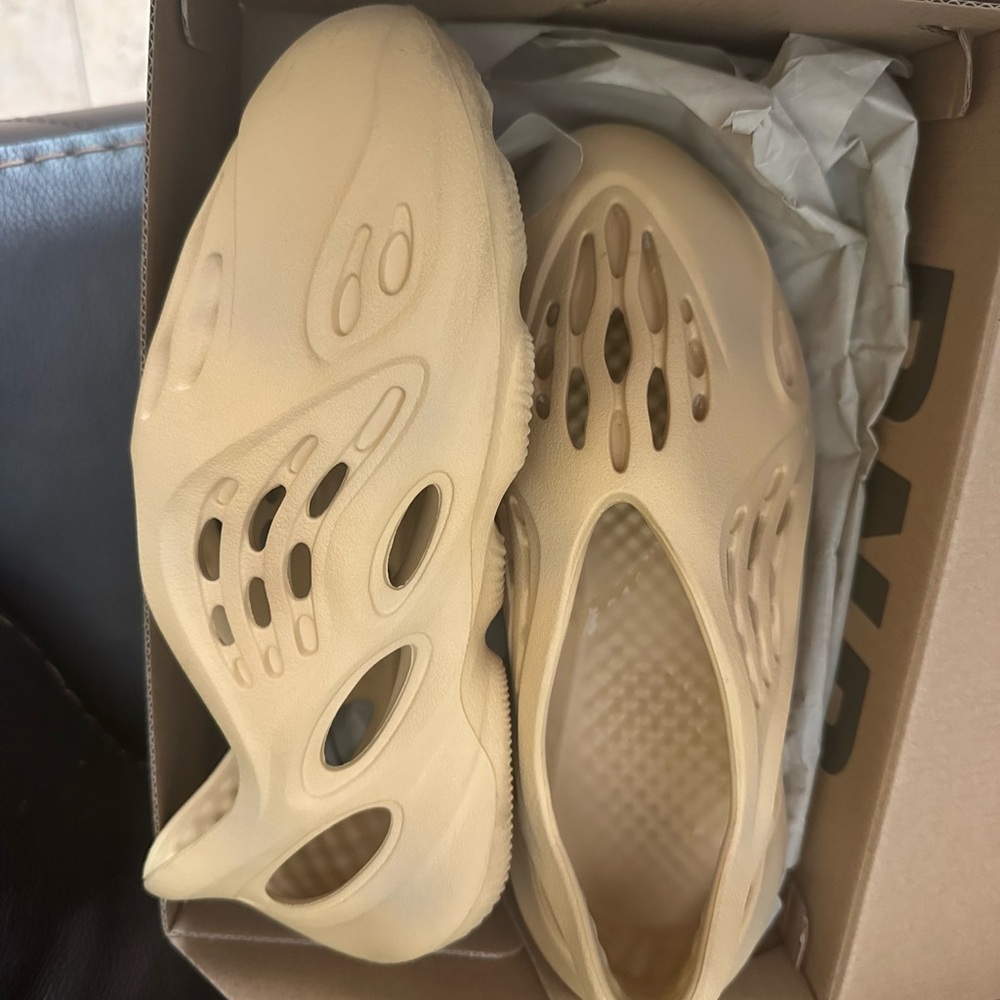 adidas Yeezy Foam Runner 'Onyx' Kids Size 2Y